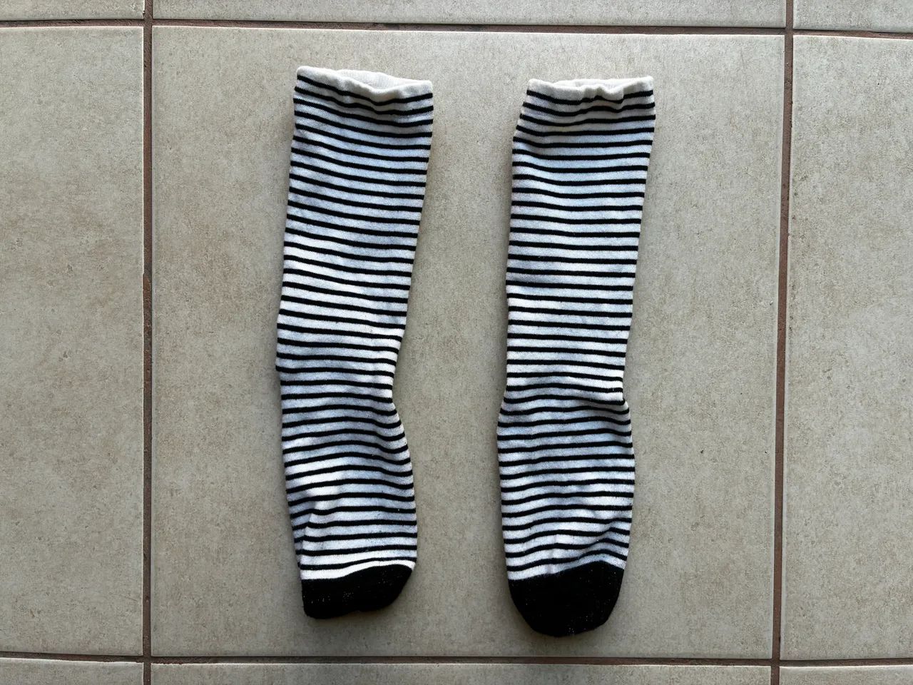 Meias listradas preto e branco (KAFU) - Foto 2