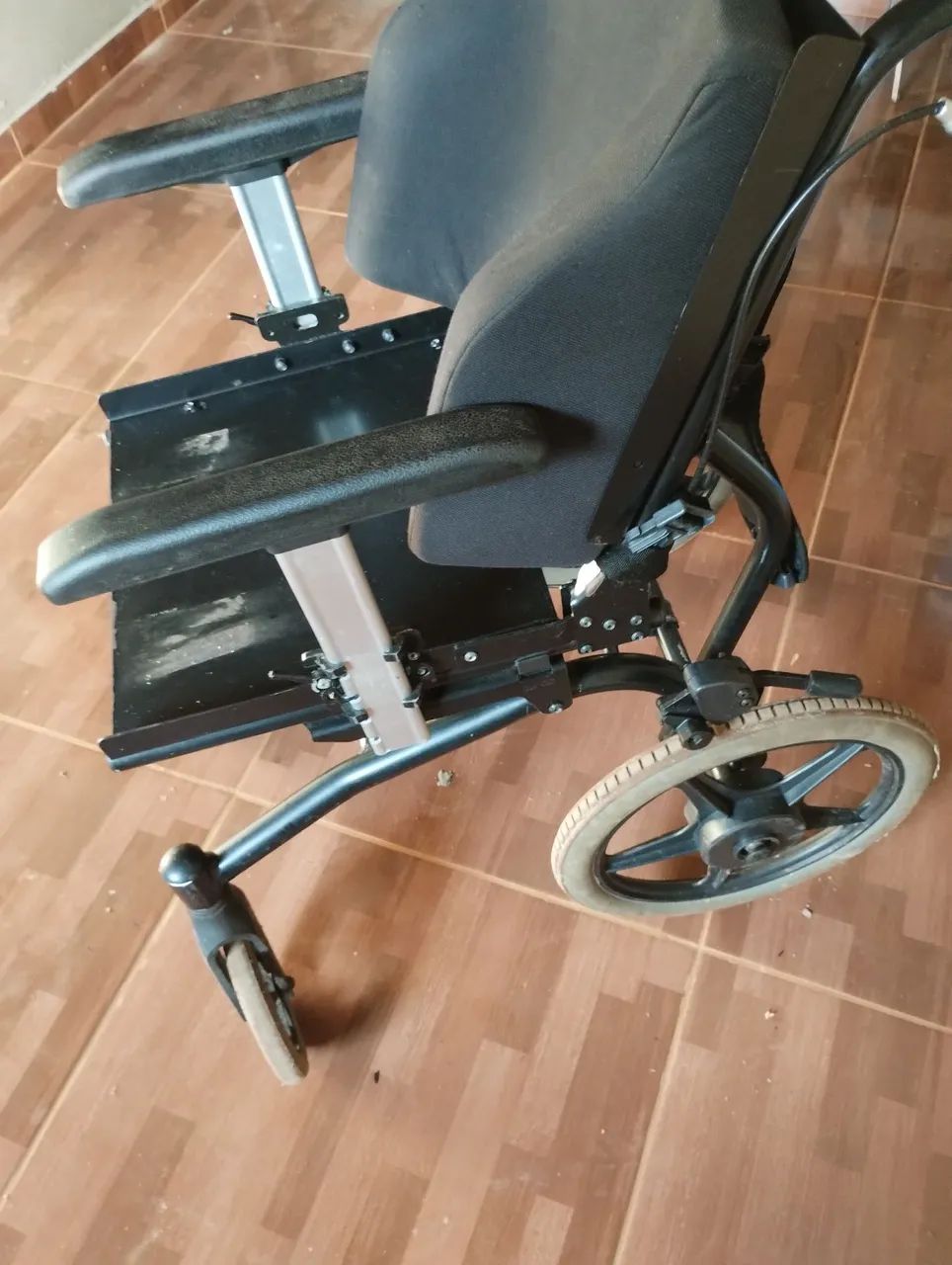 Doação de uma cadeira de roda para completa 