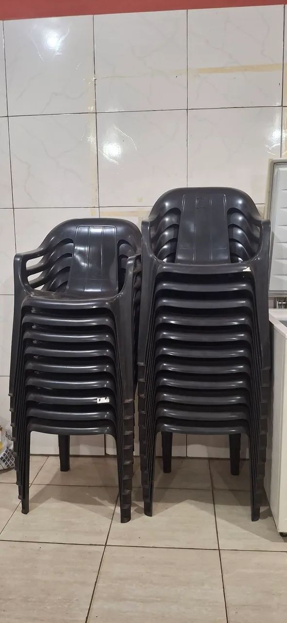Vendo 3 jogos de cadeira e mesas de plástico em bom estado  - Foto 3