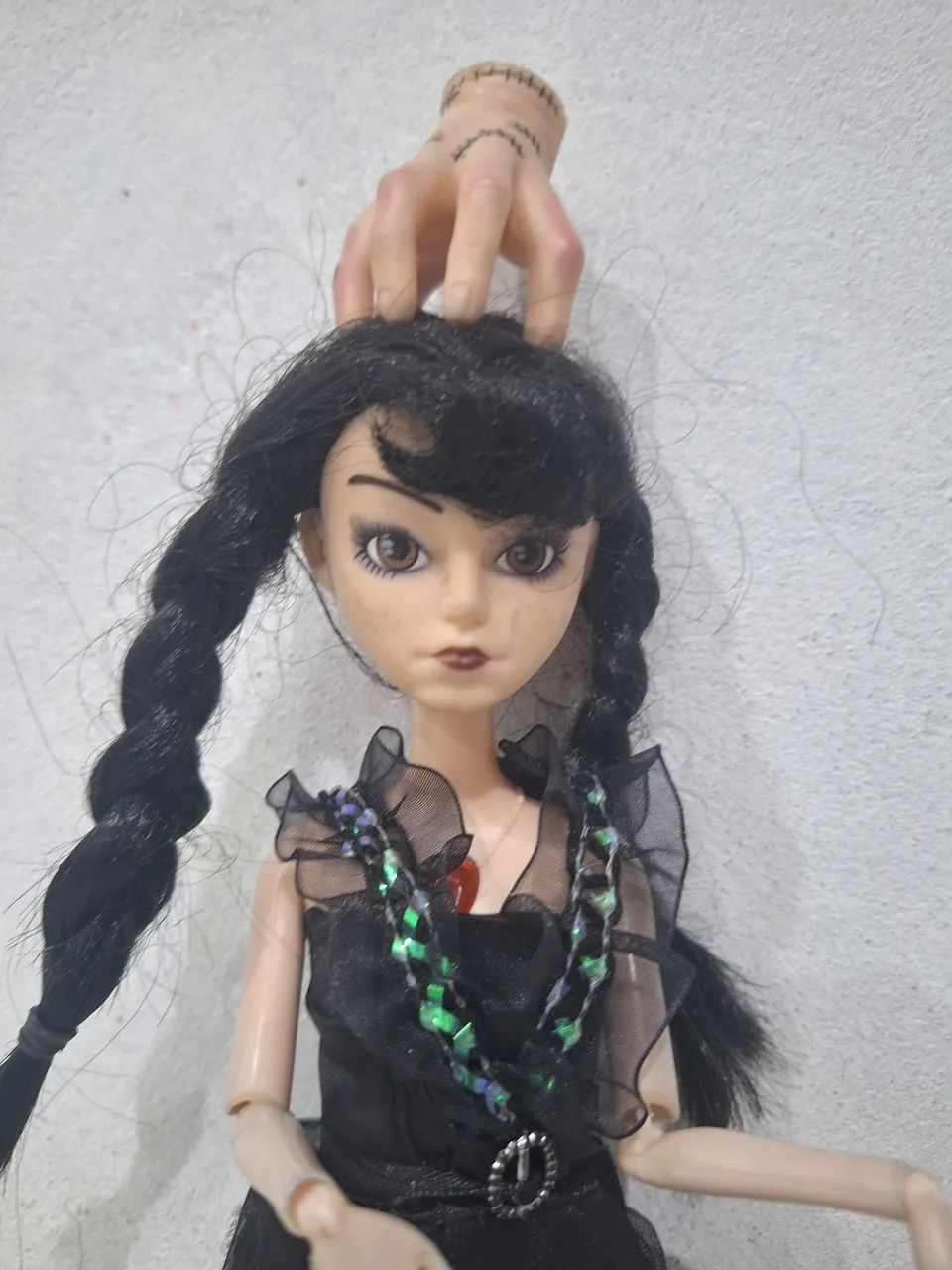 Boneca musical Wandinha Addams - Foto 2