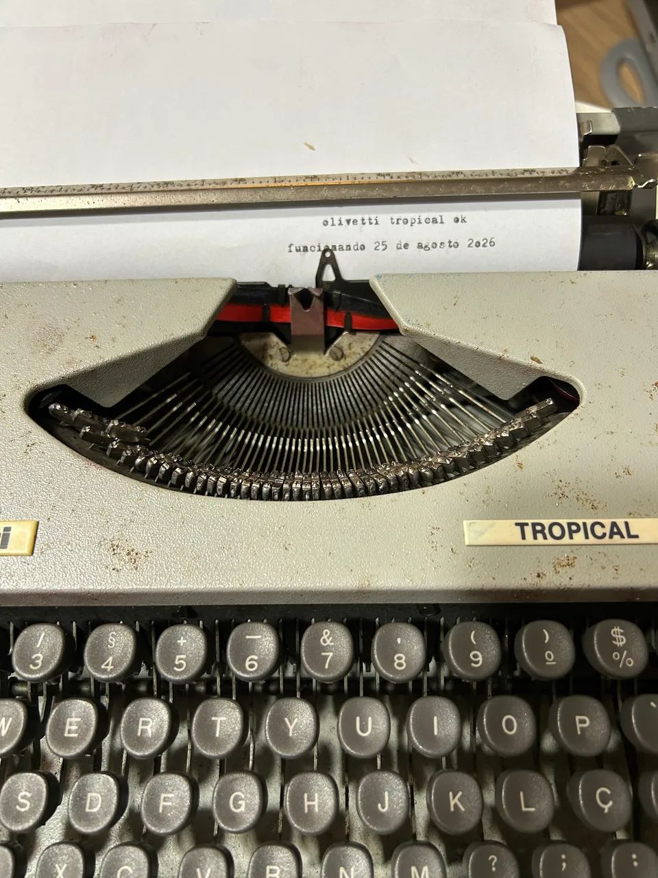 Máquina de escrever Olivetti tropical funcionando 