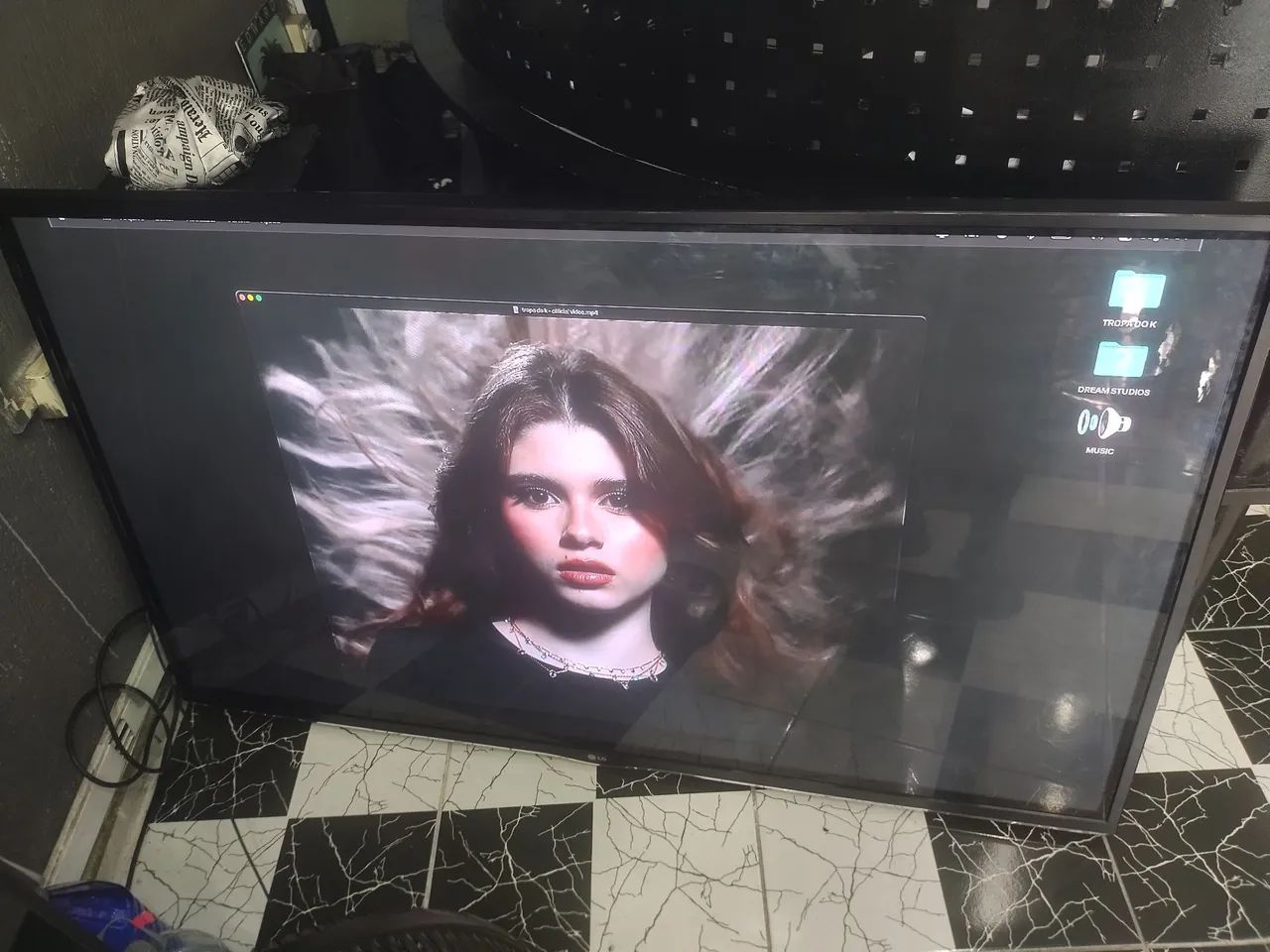 Vendo Smartv lg 65 polegadas top de linha em estado de nova conforme fotos R$ 2500,00 - Foto 2