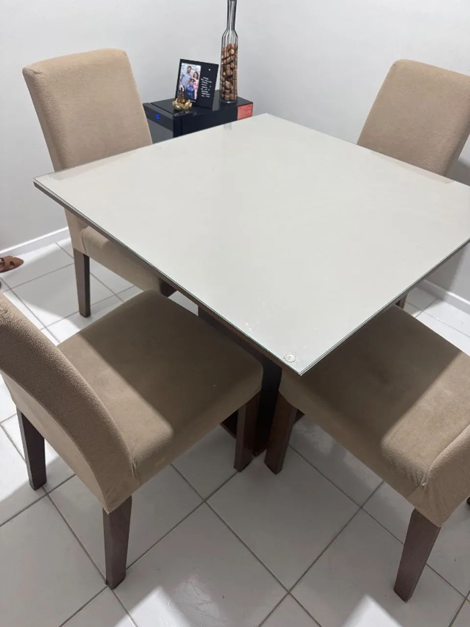 Mesa de jantar com 4 cadeiras 