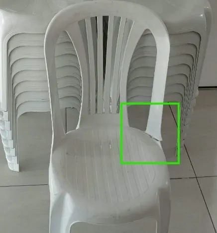 Conjunto 17 cadeiras de plástico - avariadas no braço - Foto 2