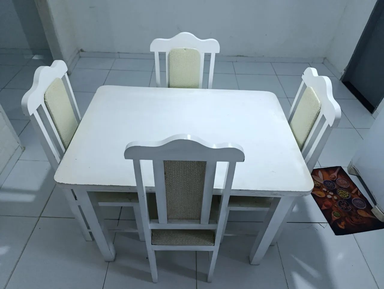 Mesa de Madeira com 4 cadeiras 