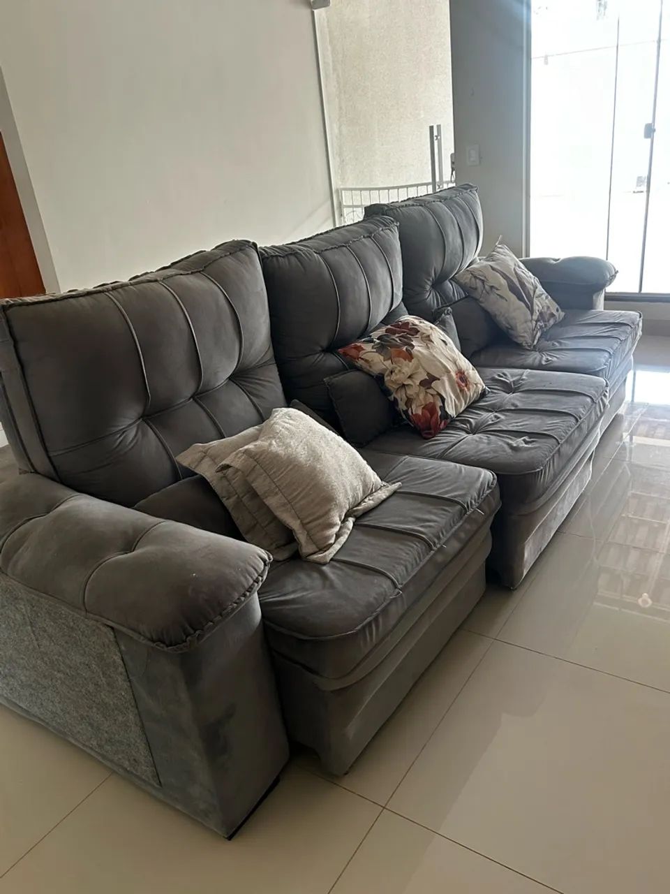Sofá retrátil e reclinável cor cinza  - Foto 4