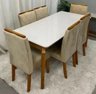 Mesa de jantar de 6 cadeiras.
