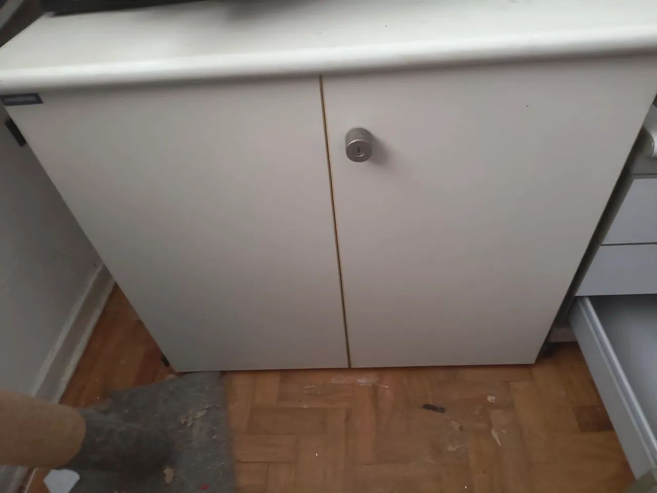 Armário de escritório baixo, com chave