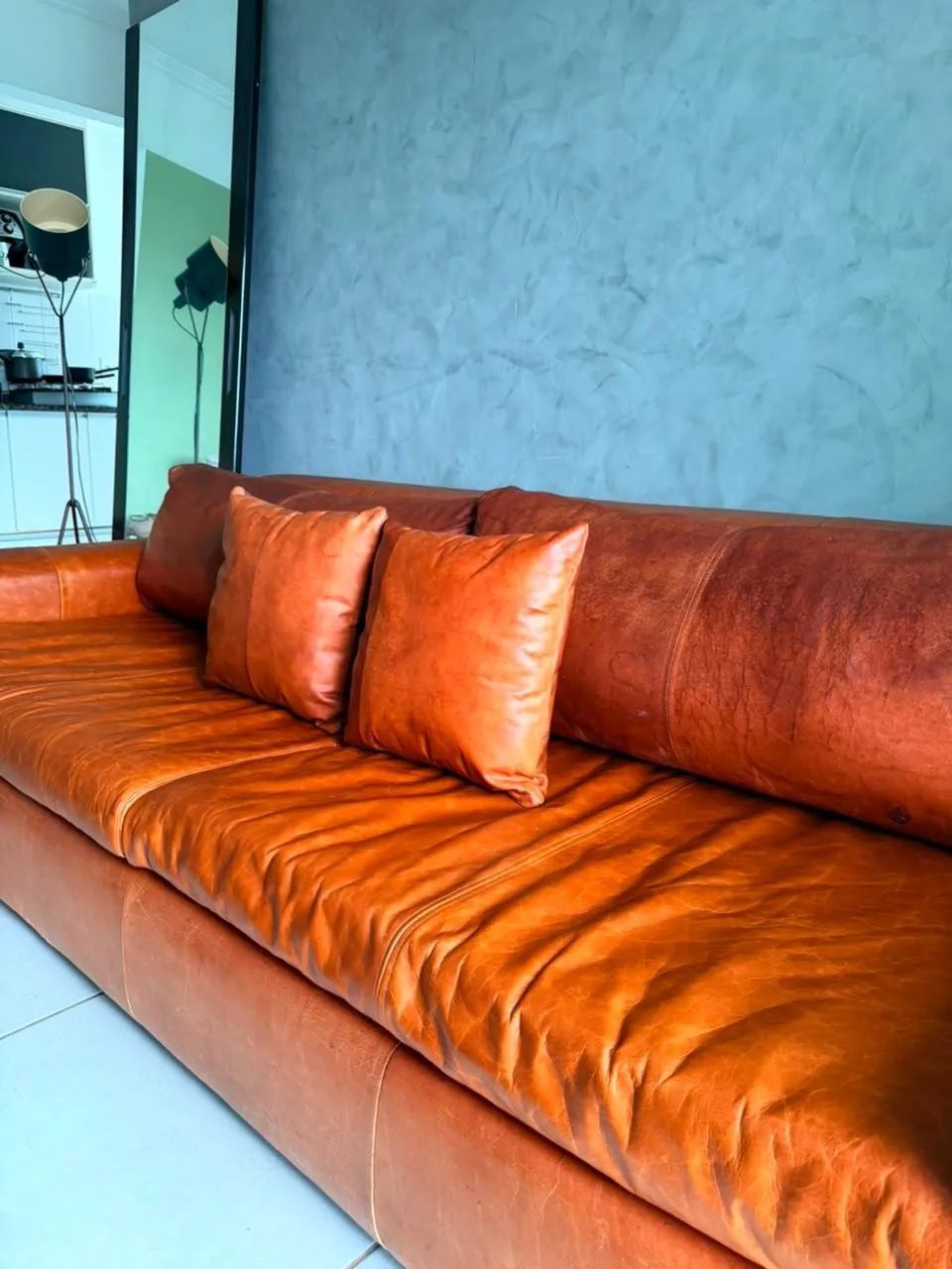 Sofá 4 lugares couro 100% | recém reformado 