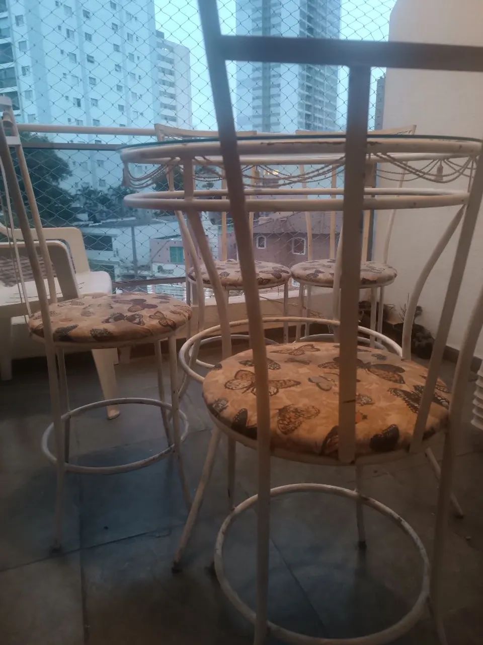 Mesa Redonda ideal para cozinha, sala de jantar ou Varanda com 4 Cadeiras - Ferro Branco - Foto 2