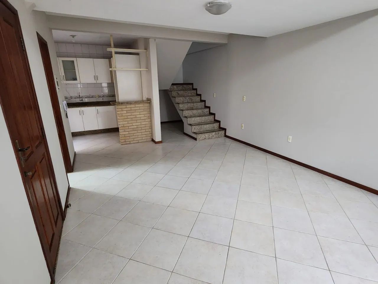Aluga-se casa de 3 quartos no Santa Mônica 