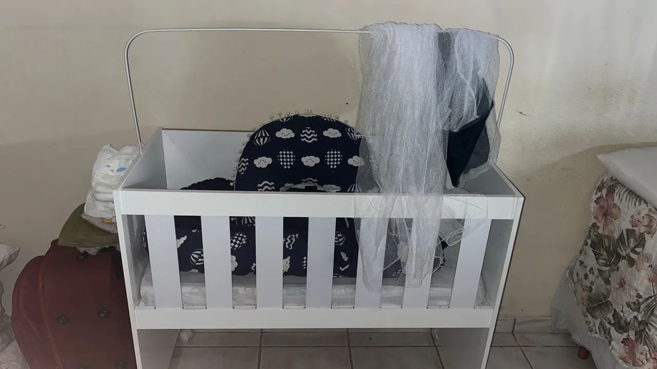 Mini berço com colchão e alguns itens 