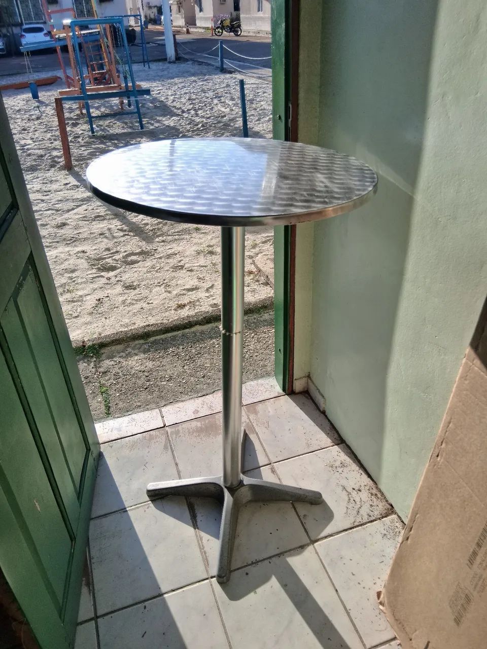 Mesa bistrô Inox e cadeira de alumínio 