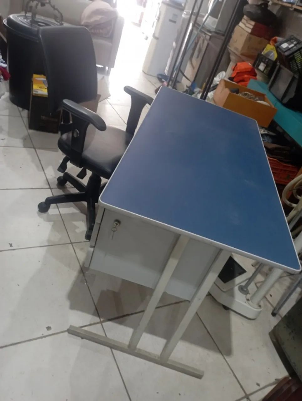 (Cód 061) Mesa de Escritório e uma excelente cadeira de couro  - Foto 3