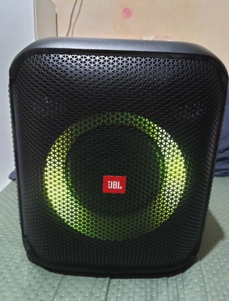 Caixa JBL Encore com microfone 