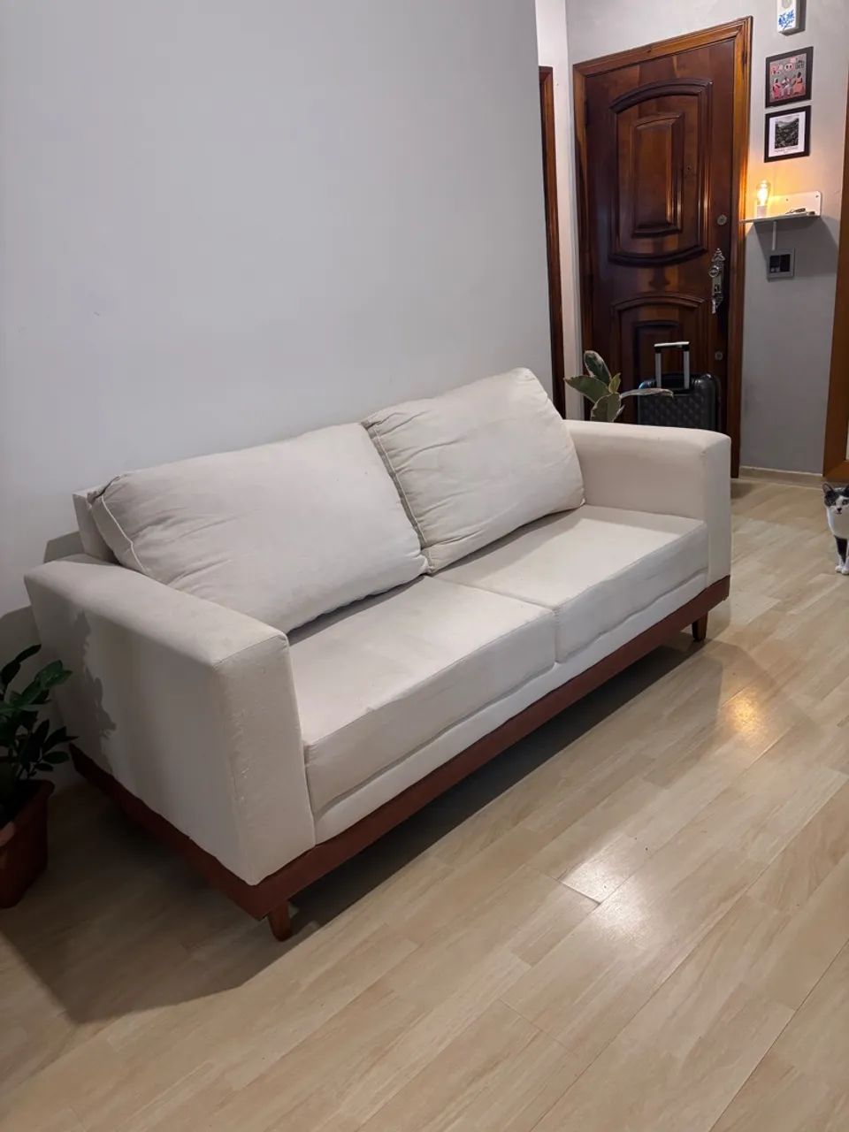 SOFÁ DE LINHO + 2 PUFFS DE BRINDE 