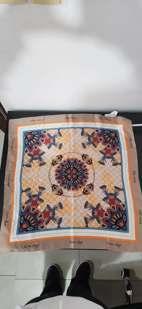 Lenço estampado seda Victor hugo original
