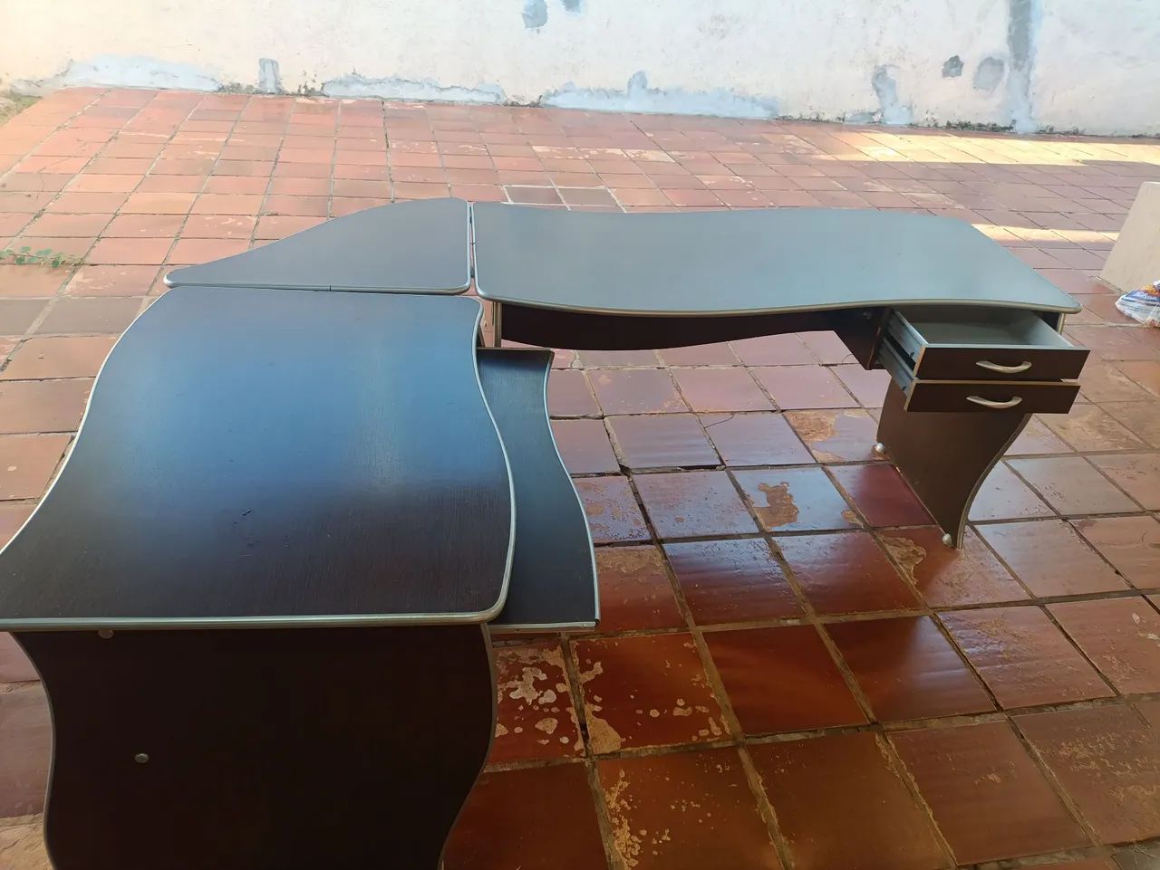 Mesa em "L" semi nova para escritório, duas gavetas. - Foto 3