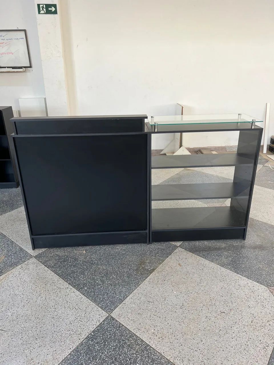 BALCÃO CAIXA + BALCÃO VITRINE COM TAMPO DE VIDRO 