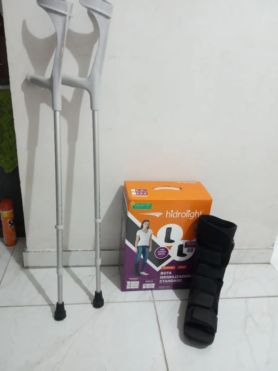 Bota Imobilizadora e Muletas