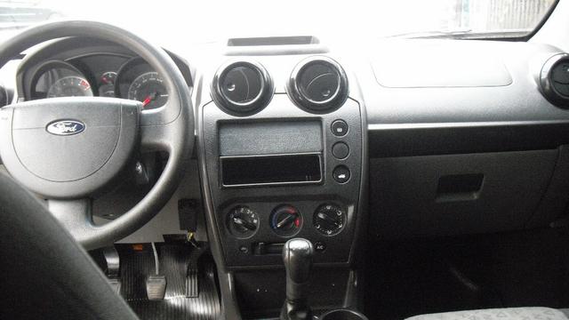Fiesta Sedã 1.6 Flex + Gnv Muito Novo - Foto 9