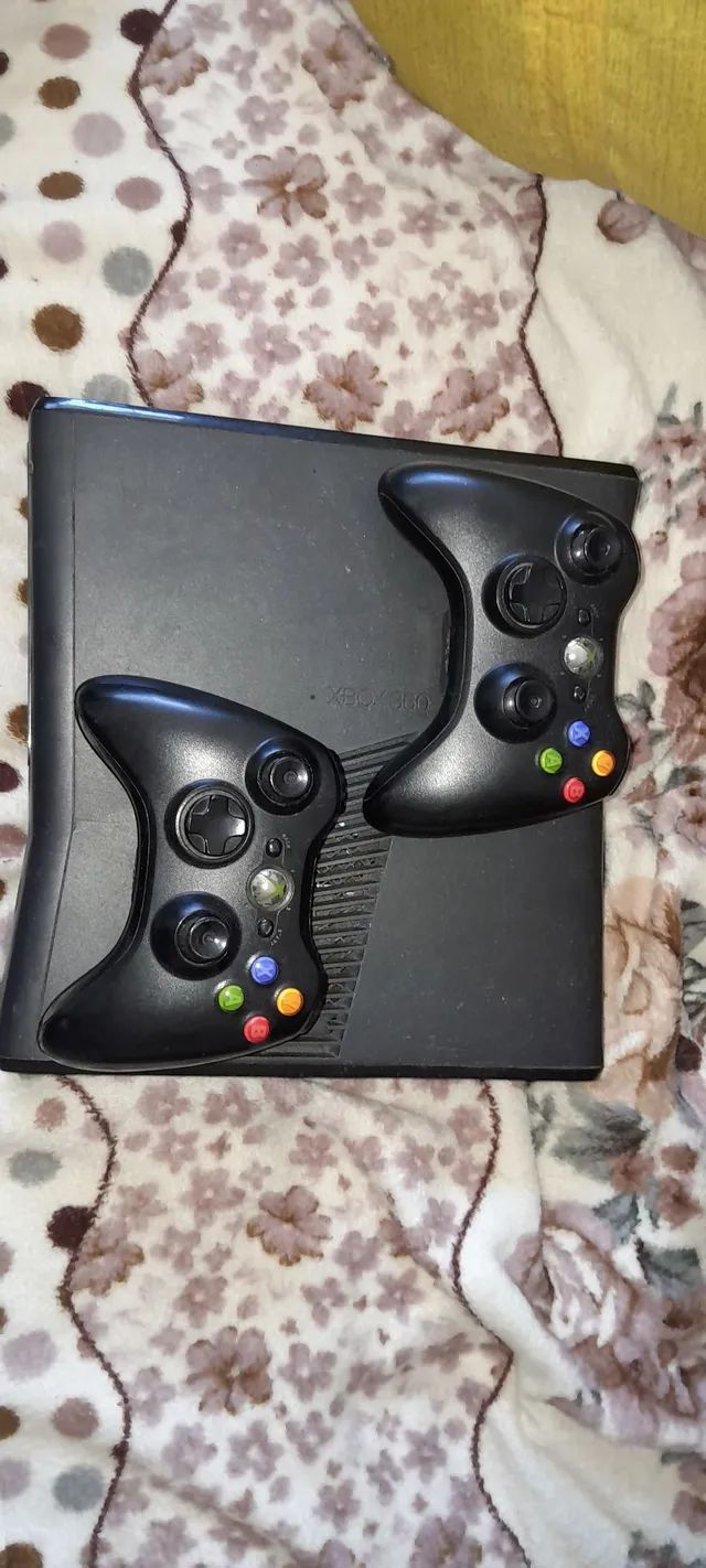 Vendo Xbox 360 Bloqueado com tudo original Vem com 2 controles originais +  1 cabo Acompanha