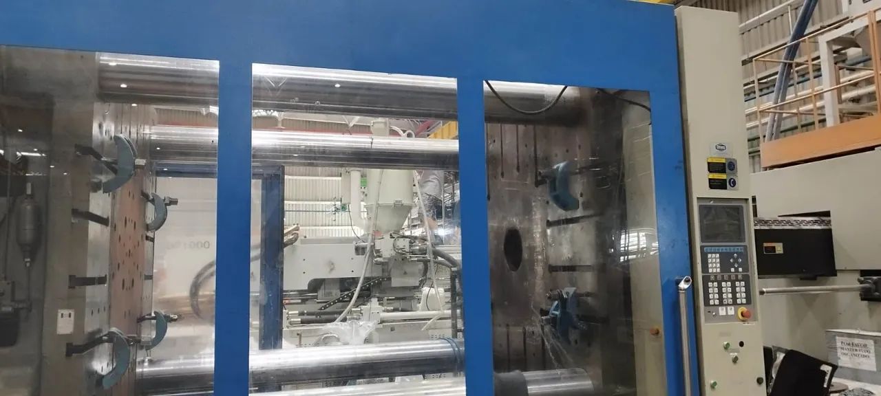 Injetora 1800 T ano 2013 - Foto 2