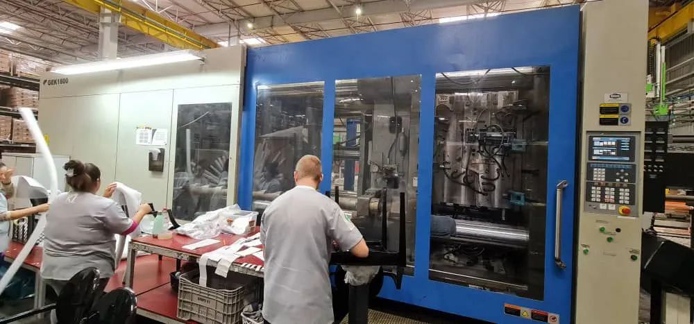 Injetora 1800 T ano 2013 - Foto 4