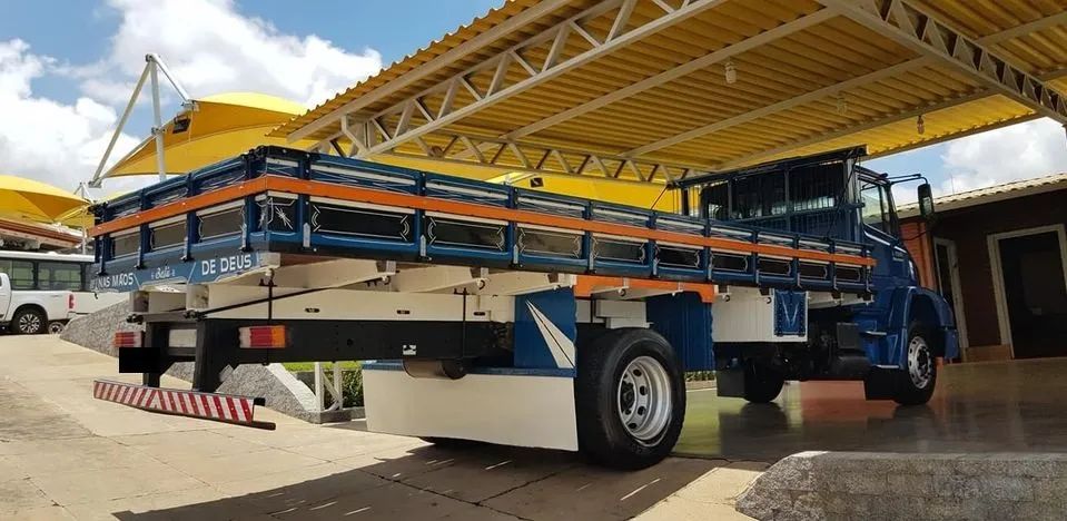 Mercedes-Benz 1318 carroceria 2010 - Foto 3