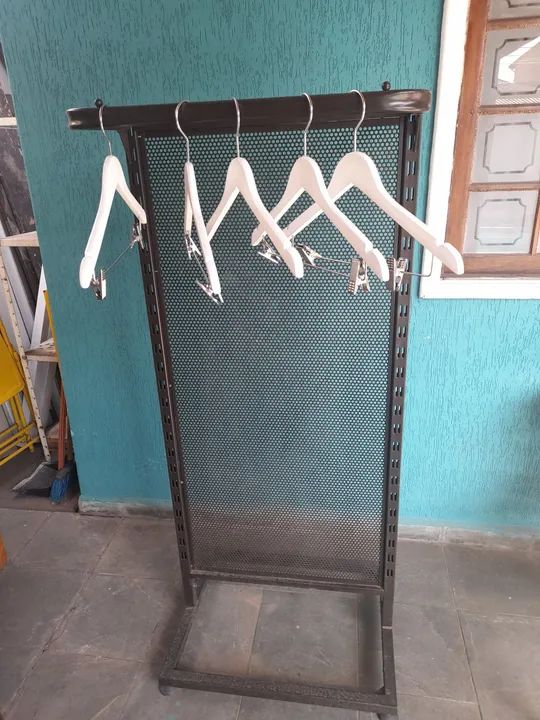 Vendo araras de parede e cabides tem desconto no pix - Foto 4