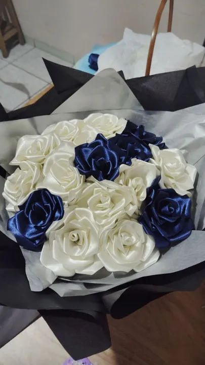 Buquê de rosas de cetim - POR ENCOMENDA  - preço pode variar  - Foto 3