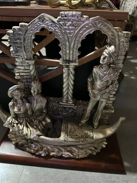 Linda escultura em metal - Gôndola com casal e arco