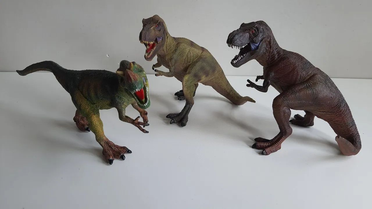 3 Dinossauros de Brinquedo - T-Rex e Outro