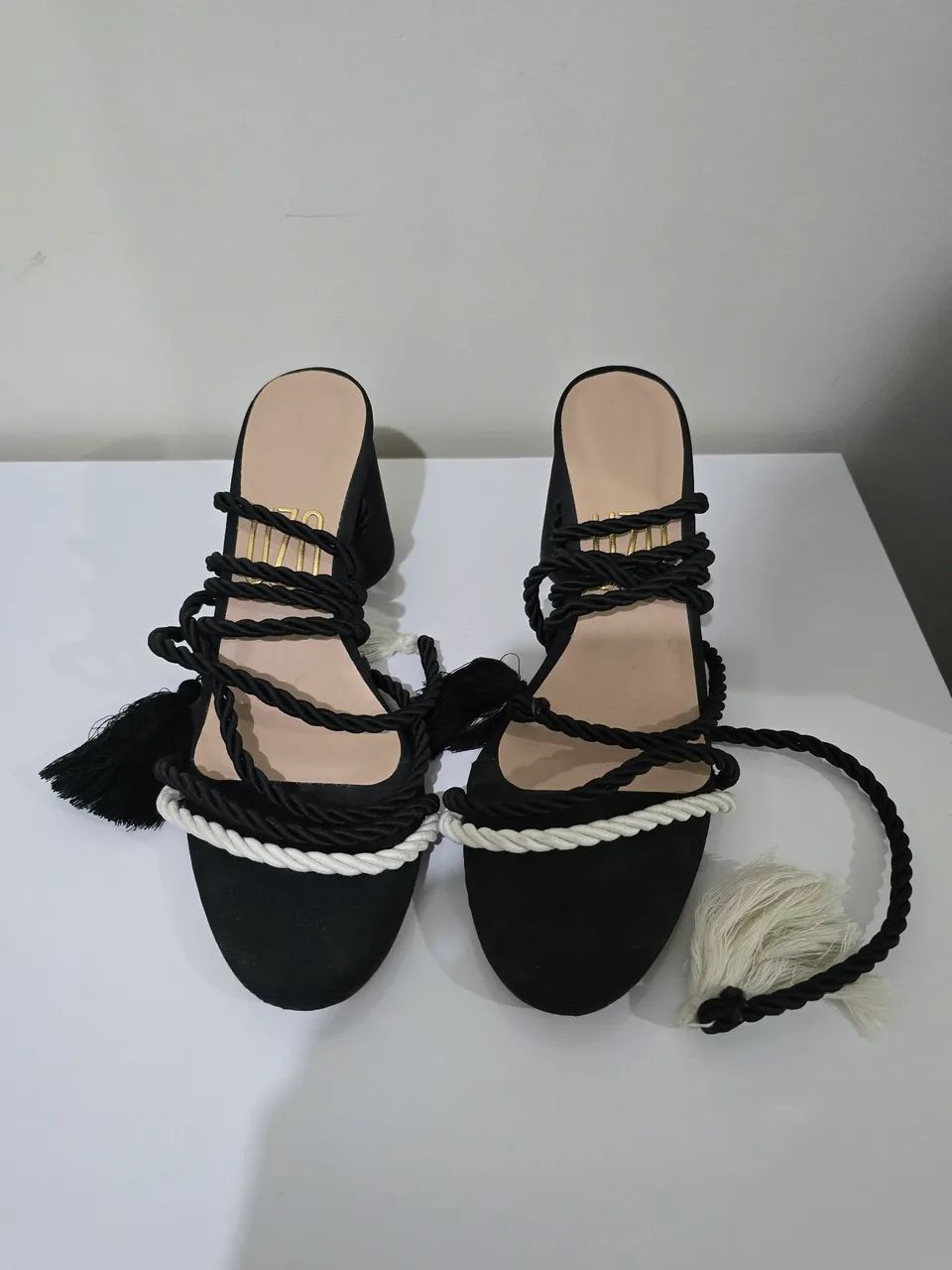Uza Shoes SandÃ¡lia Preto E Branco Uza Shoes SandÃ¡lia Salto
