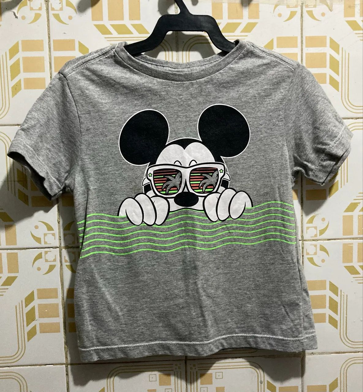Camiseta Cinza Infantil Manga Curta do Mickey de óculos, Tam 2