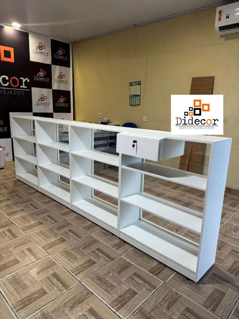 Balcão vitrine com gaveta