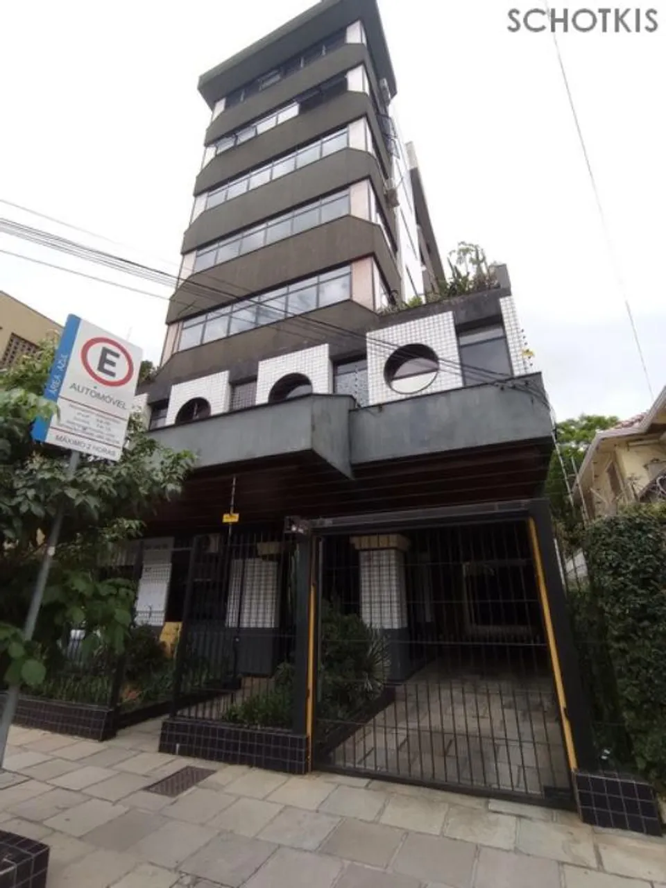 IMOBILIÁRIA SCHOTKIS VENDE SALA COMERCIAL, ALUGADA, NA CÉSAR LOMBROSO, 1º ANDAR, LATERAL,