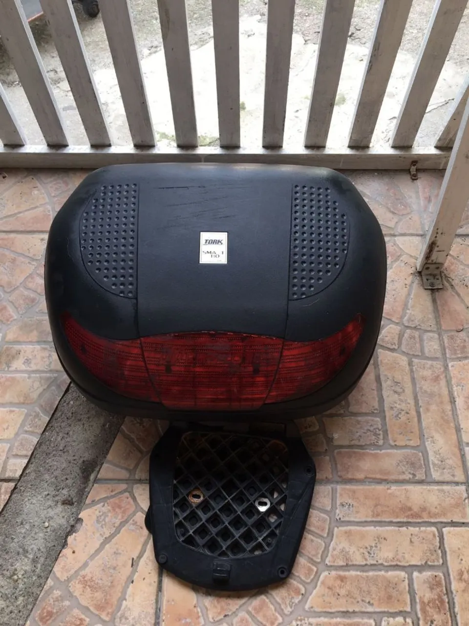 Baú para moto Tork Smart Max 45L preto completo