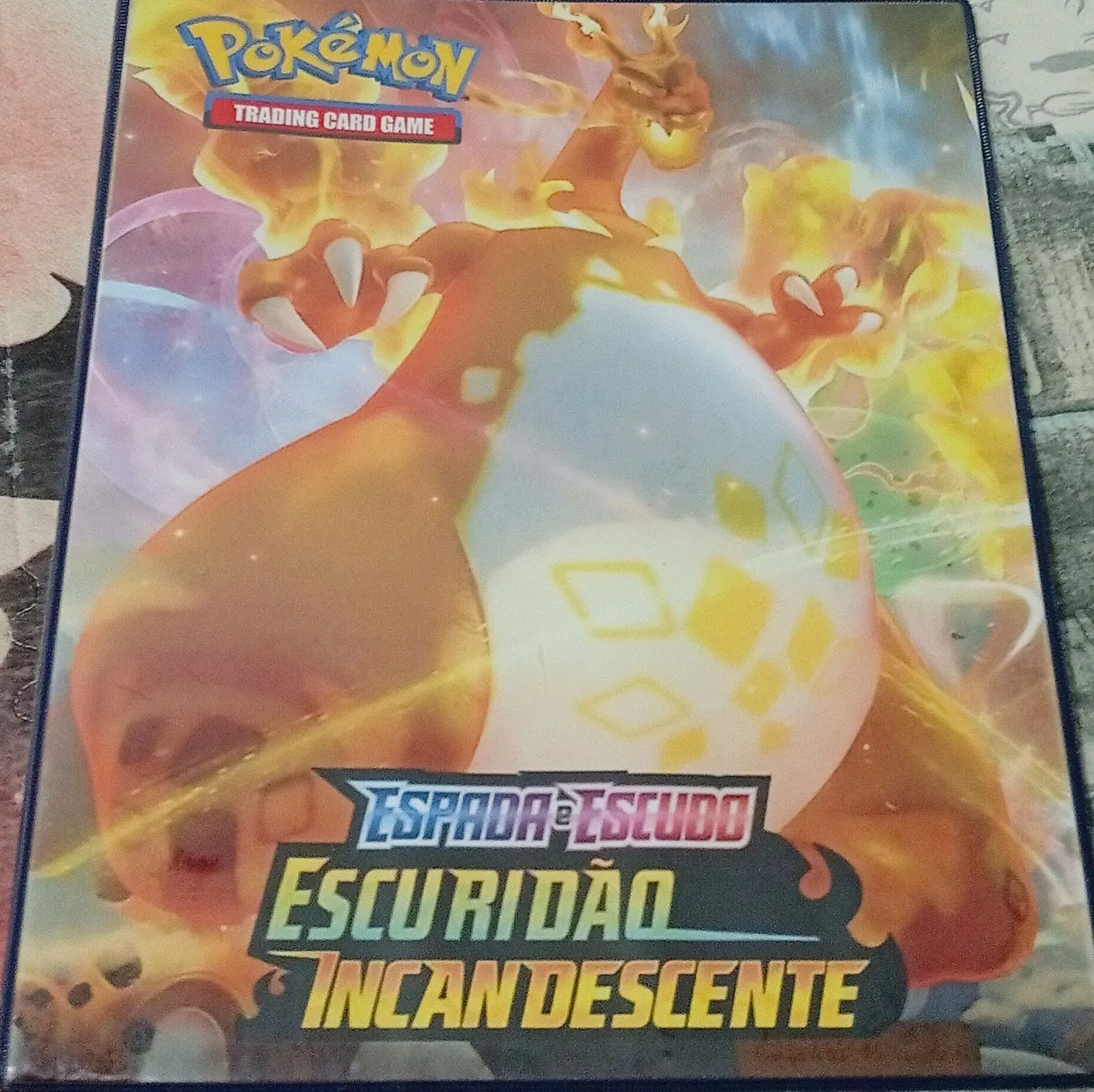 Álbum de cartas Pokémon Espada e Escudo Escuridão Incandescente
