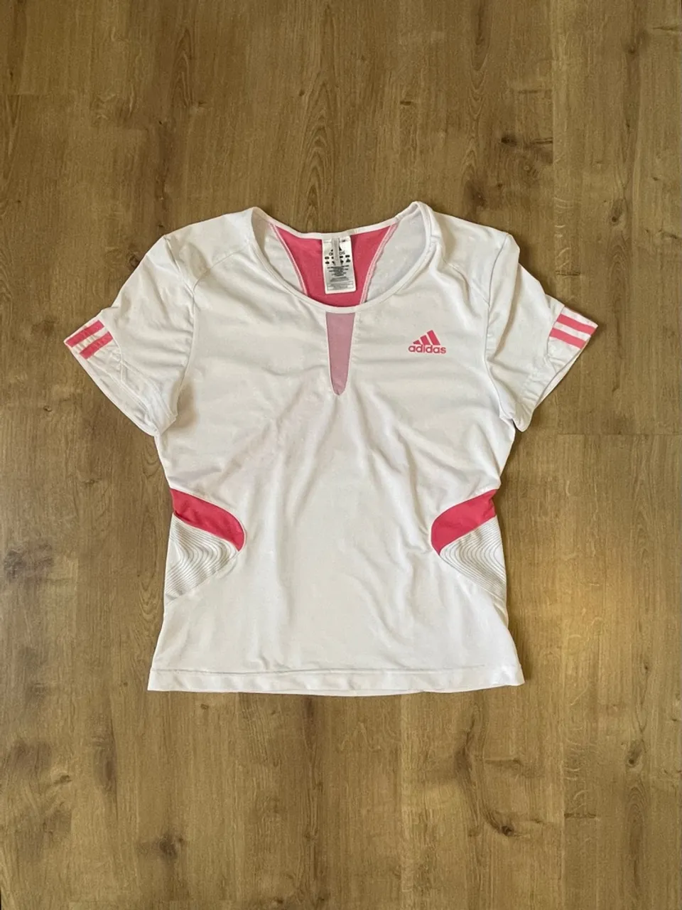 Camiseta esportiva / jogar tênis cor branca e rosa M Adidas