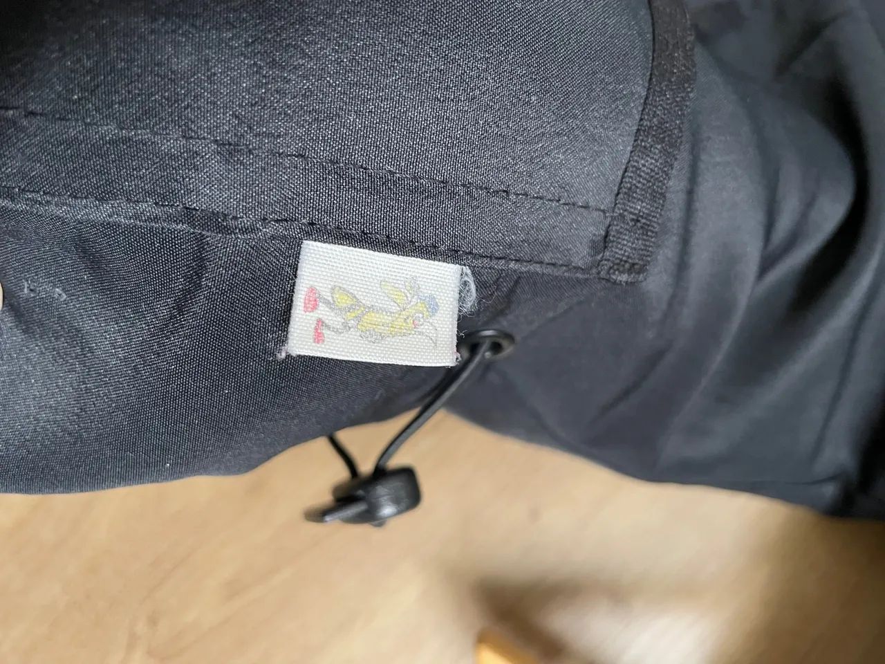 Jaqueta preta básica M / G com capuz e bolsos - Foto 2