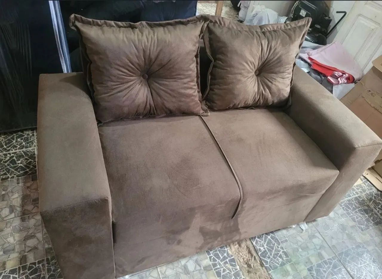 Sofá 2 lugares com almofadas e puff