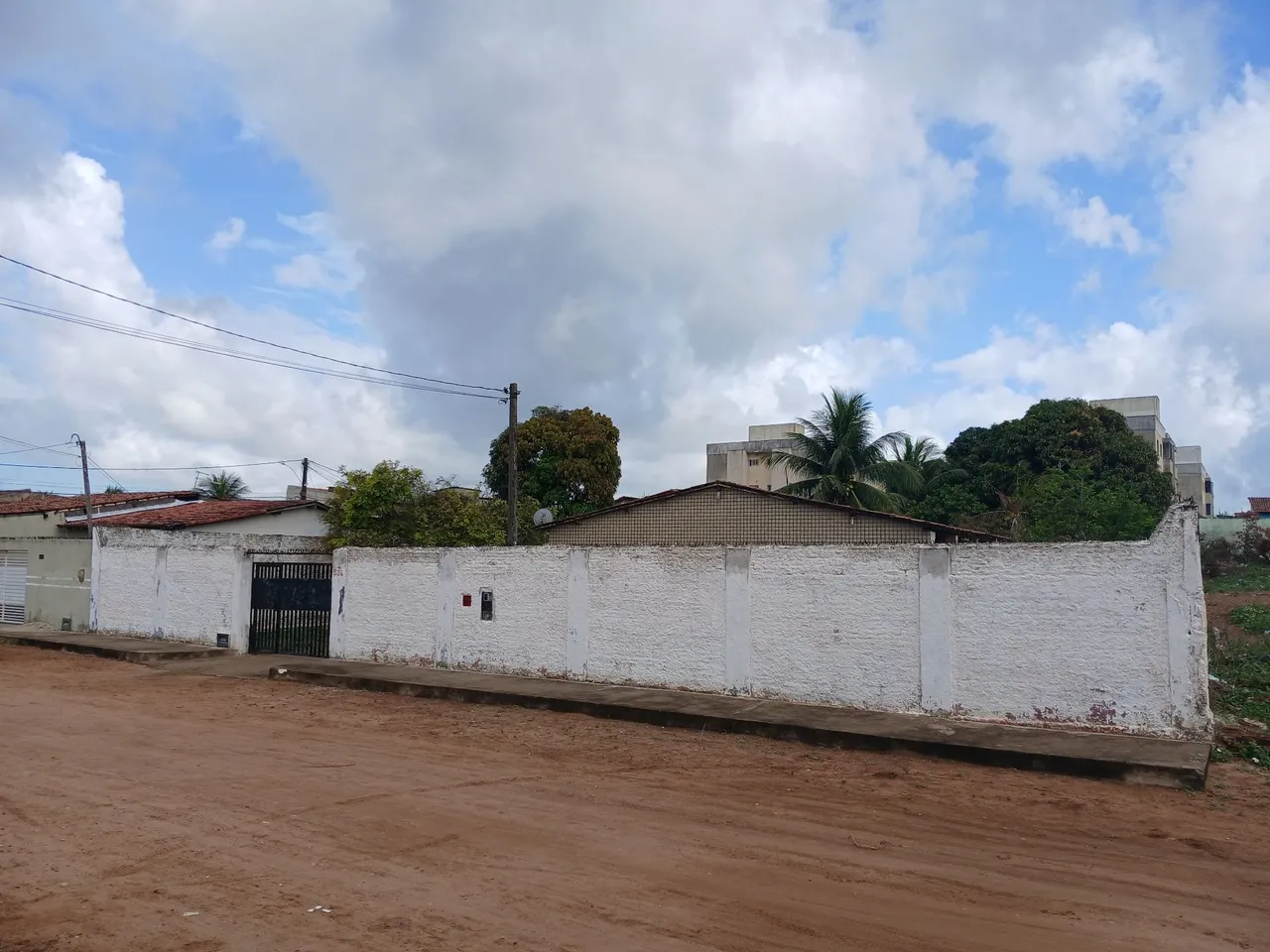 Terreno em ótima localização medindo 25x80 todo murado!
