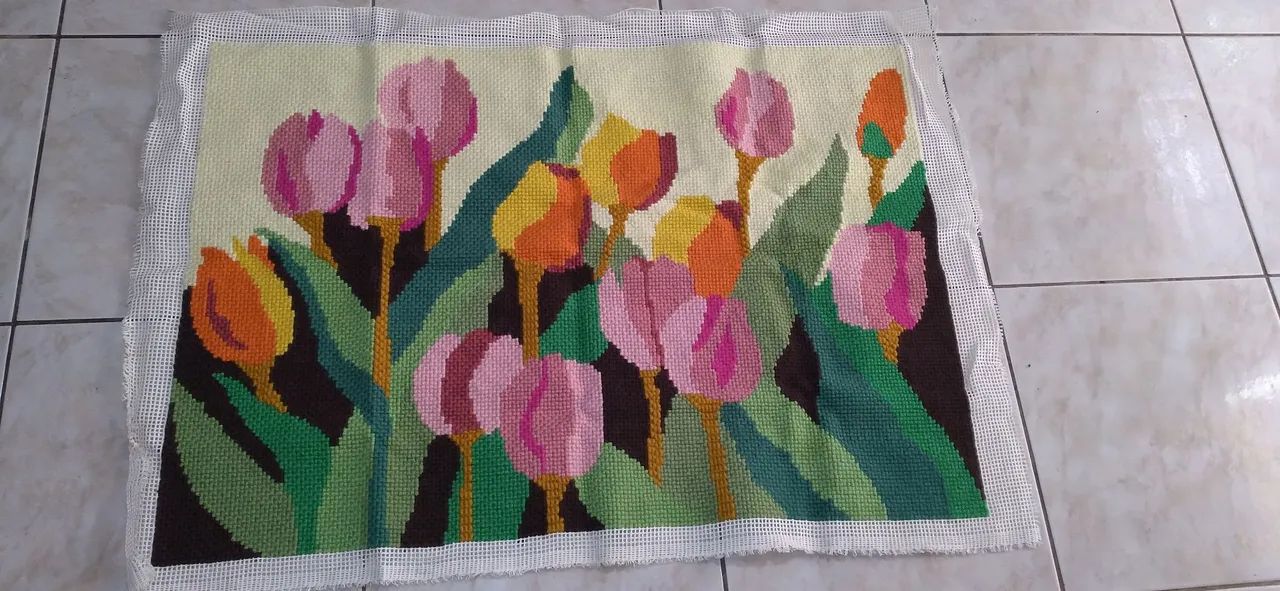 Quadro bordado com tulipas só  precisa  enquadrar  - Foto 2