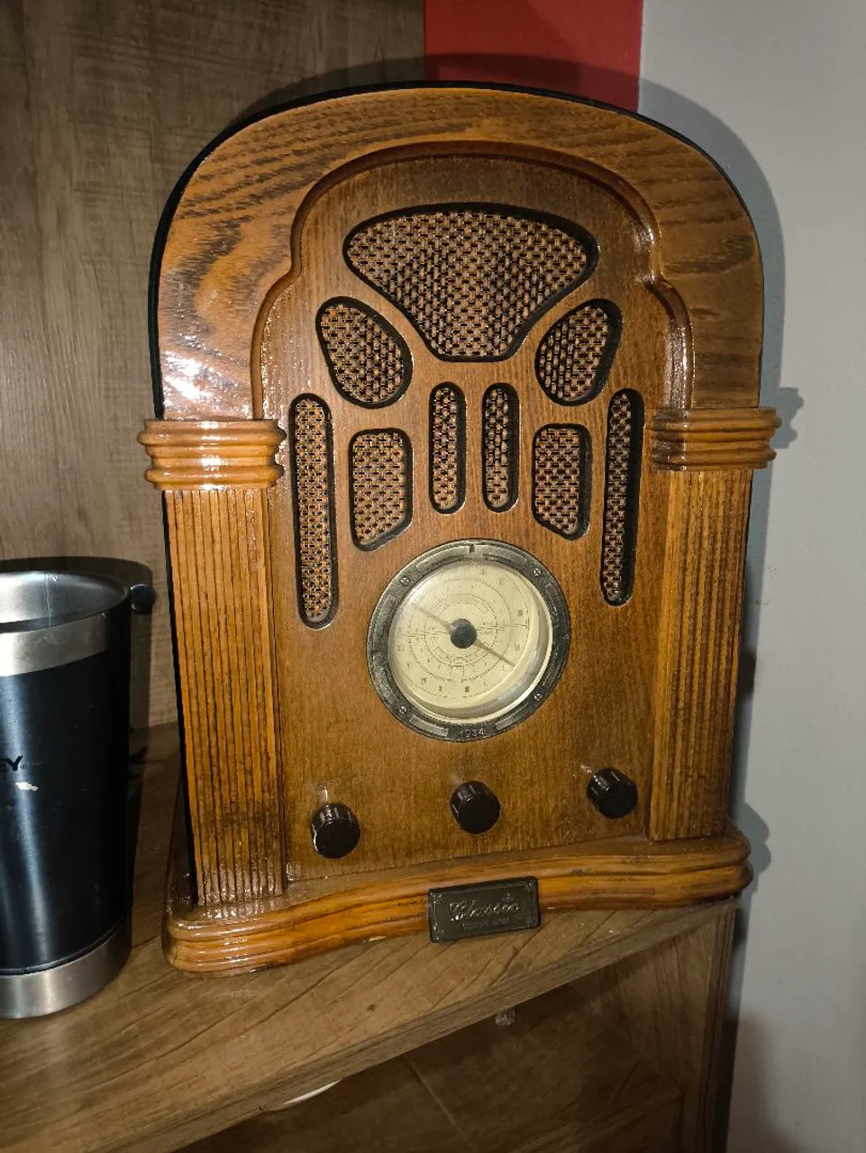 Rádio Vintage de Madeira - Design Clássico