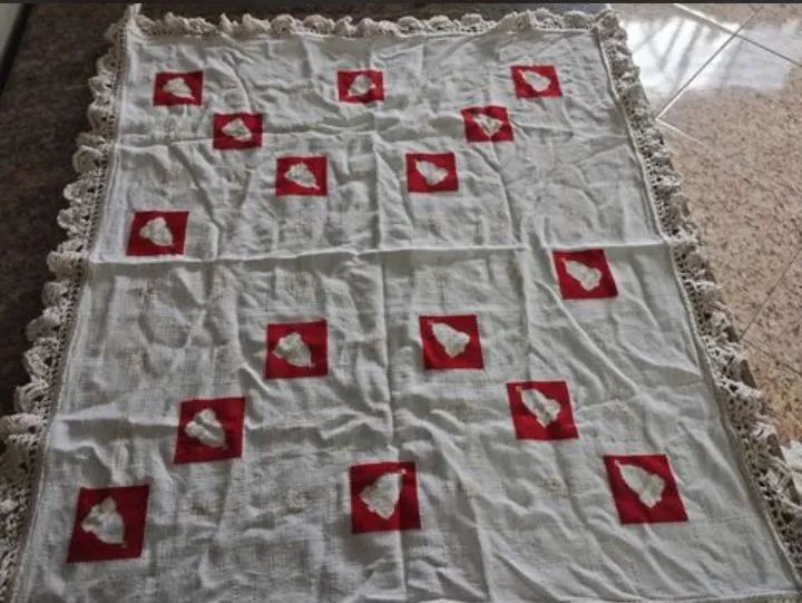 Toalha de mesa artesanal com detalhes