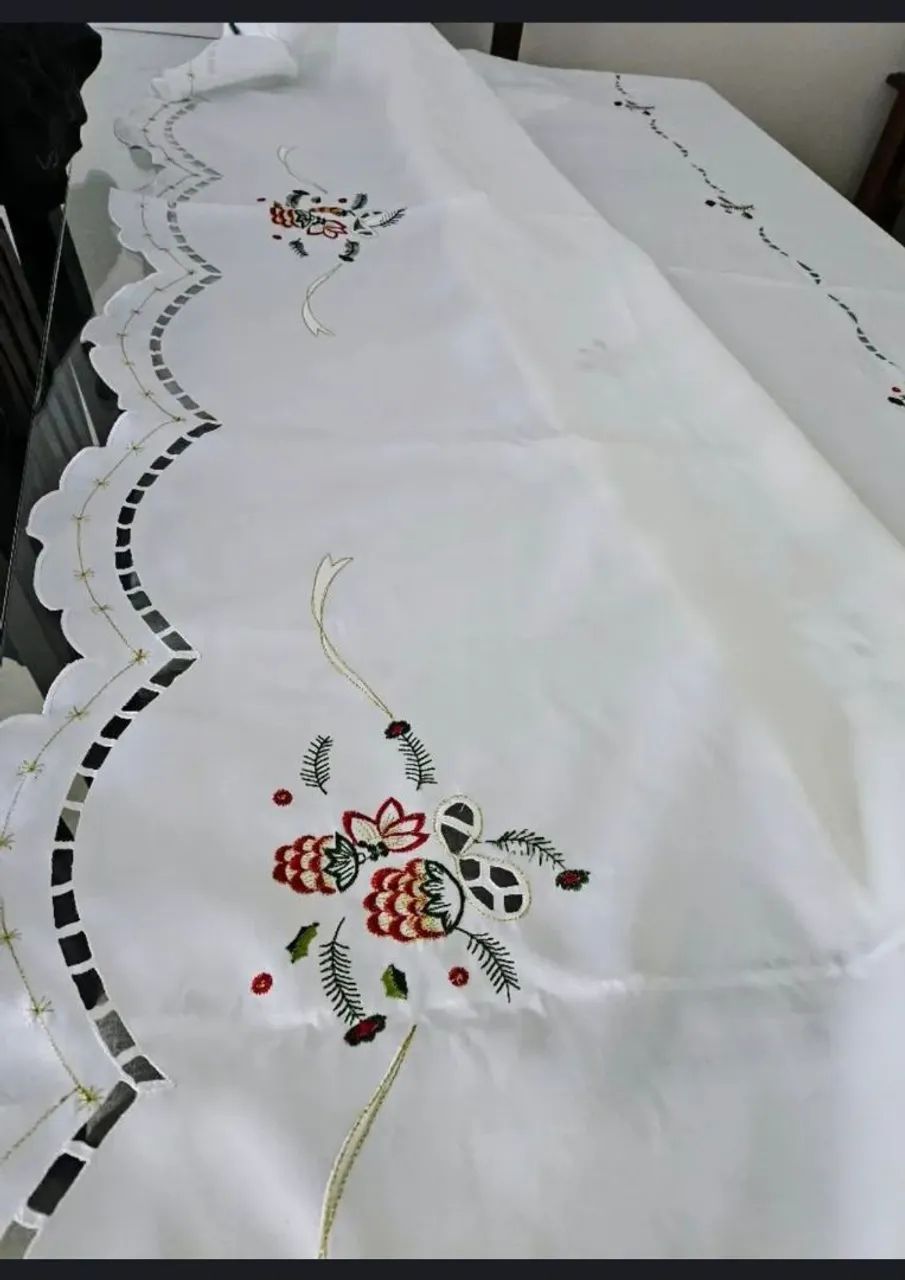 Toalha de Mesa Natalina Bordada - Foto 2