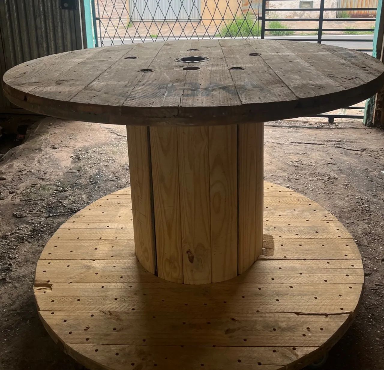 Vendo mesa de carritel com pneu de rodinhas Mesa grande!  - Foto 2