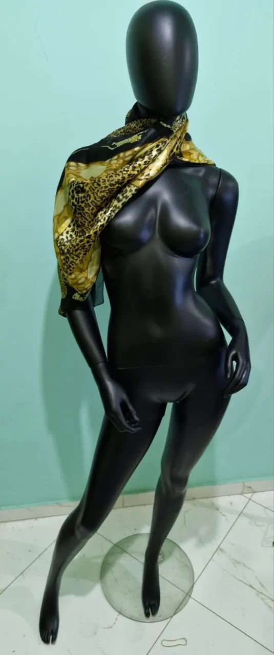 3 manequins de polietileno + 200 cabides de madeira - Foto 3