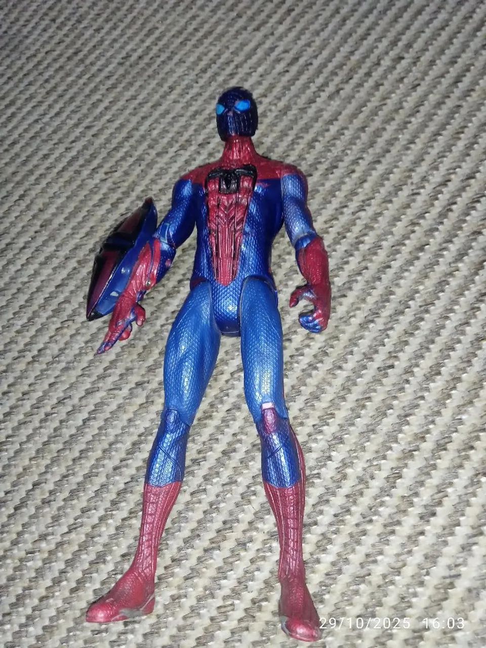 Boneco Homem Aranha 2015 com sons e luzes.